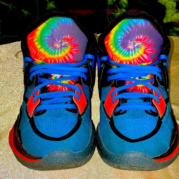 Bright, pre-loved Nike Kyrie Irving Big Boys 6 - Picture 3 of 5